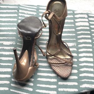 Nice staple high heels snake print gold